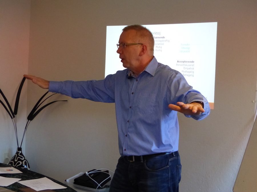 Flemming Tiro Lund underviser foran et lærred