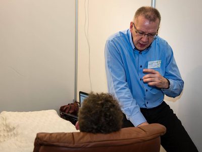 Flemming Tiro Lund guider en person i hypnosestolen